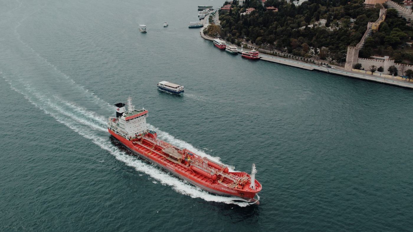 İstanbul Boğazı'ndan geçen bir yük gemisi